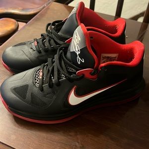 Nike Men's Black and Red Athletic Sneakers